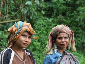 Indonesie - Moeder & dochter in Bajawa Fkores