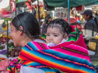 Sawadee - moeder en kind op de lokale markt in Cusco