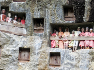 Sulawesi - Rotsgraven met Tau-Tau poppen