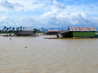 Sulawesi - drijvende huizen in Tempe meer
