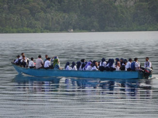 Indonesie - Ceram, op weg naar school