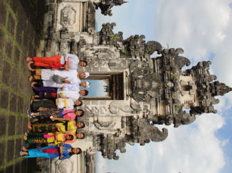 Indonesie - De locale bevolking netjes uitgedost, op weg naar hun gebed op de Pura Lempuang.