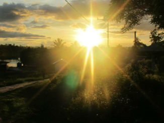 Papoea - Zonsondergang vanuit de tuin.