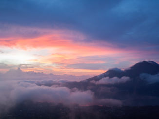 Indonesie - See the sky changing colours at the top of Batur