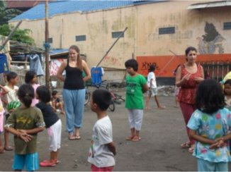 Yogyakarta - Balspel met kinderen uit Kampungs