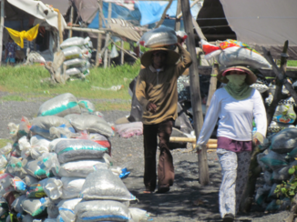 Bali - Grint sortering op het lavasstrand aan de Oostkust