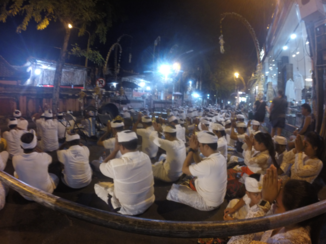 Bali - Gebed op straat voor de tempel