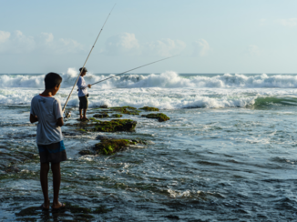 Indonesie - Fishermen at Tanah Lot
