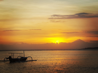 Rondreis Bali, Java & Lombok - Gili Air met de Agnung vulkaan bij zons ondergang