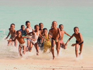 Papoea - Kids op Pasir Putih, Manokwari, West Papua