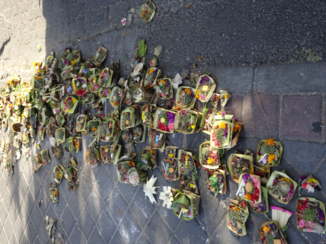 Indonesie - Offerbakjes midden op de stoep