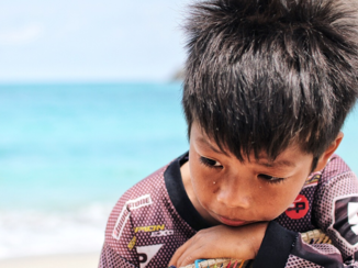 Indonesie - Verdrietig op het strand, vanwege geen armbandjes verkoop