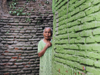 Indonesie - Vrouw nieuwsgierig in Malang