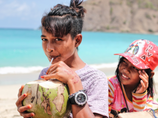 Indonesie - Blij met hun gekregen kokosnoot