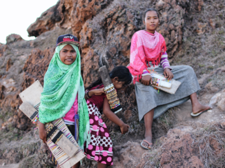 Indonesie - Kinderen die proberen te verkopen op een berg