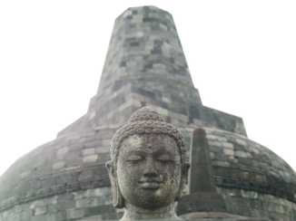 Borobudur - Buddha hoofd en stulpa op de achtergrond