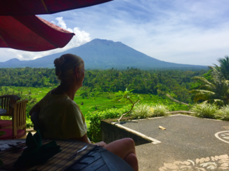 Bali - terras, lunch , met uitzicht op de vulkaan de Agung