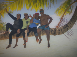 Molukken - Met nichtjes op "Limiang Beach" Desa Namtabung, Tanimbar Indonesia