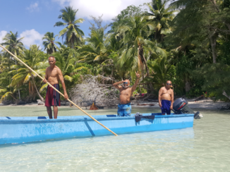 Molukken - Met neven op "Limiang Beach" Desa Namtabung, Tanimbar Indonesia