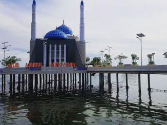 Sulawesi - Masjid Apung Amirul Mukminin Pantai Losar