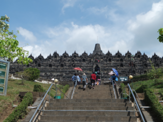 Borobudur - trapje op , trapje af