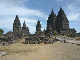 Borobudur - Ook dezelfde dag naar Prambanan geweest , wederom rustig