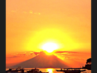 Indonesie - Ondergaande zon vanaf lombok boven de vulkaan op Bali