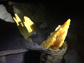 Ijen Krater - Sulfaat wordt gewonnen in de kraten van Ijen